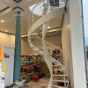 Cầu thang sắt xoắn ốc màu trắng nghệ thuật