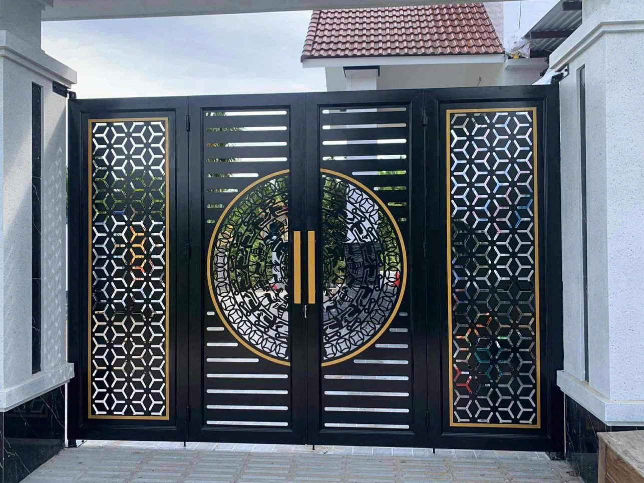 Cửa cổng sắt CNC 4 cánh hoa văn trống đồng hoàng gia