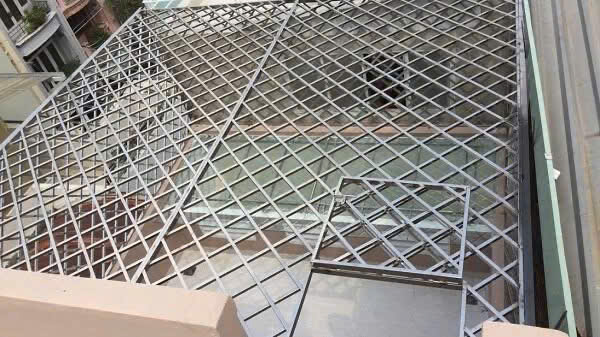 Khung sắt bảo vệ ô đan chéo sân thượng