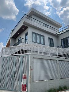 Hàng rào sắt nhà phố sơn trắng hiện đại