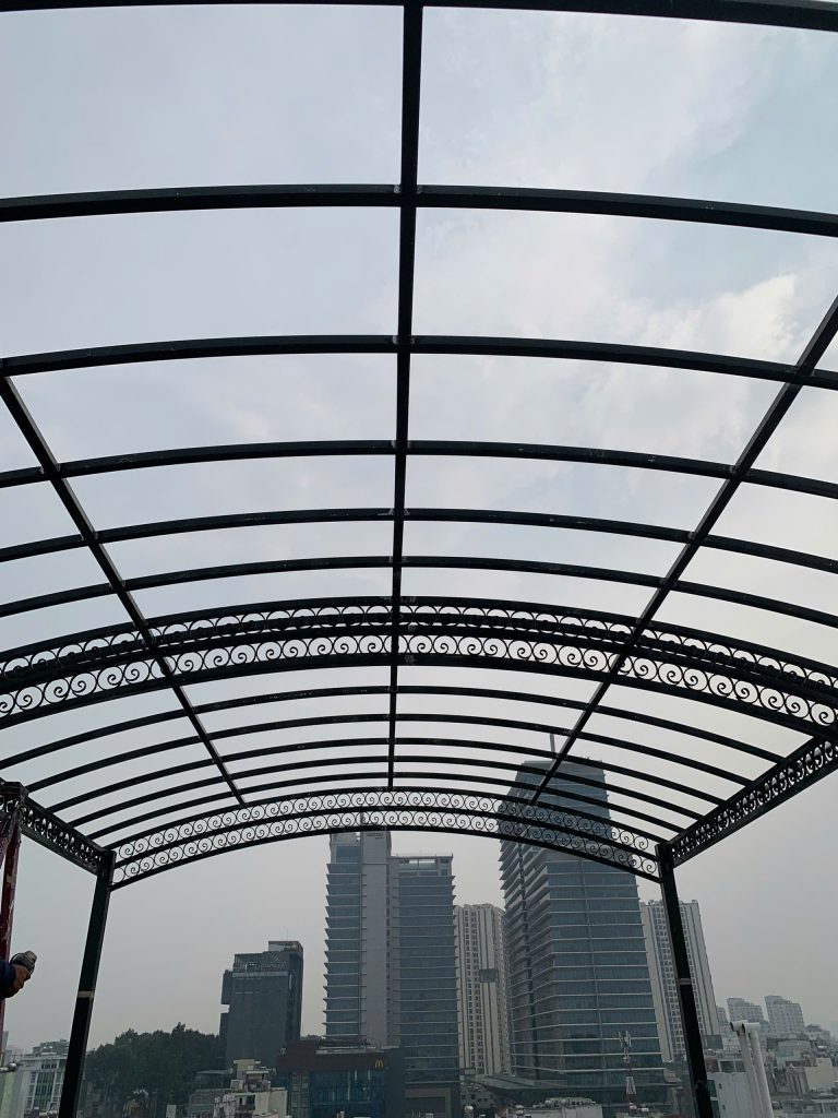 Mái vòm poly khung sắt sân thượng