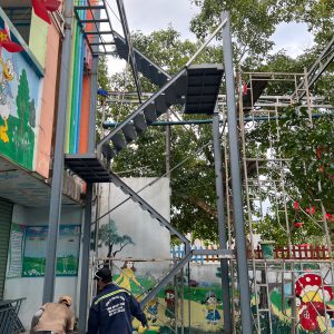 Cầu thang sắt thoát hiểm ngoài trời kết cấu thép