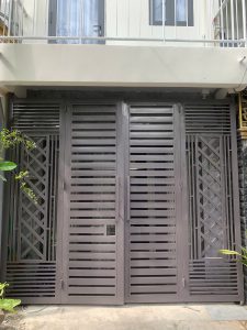Cửa cổng sắt hộp hiện đại nan ngang