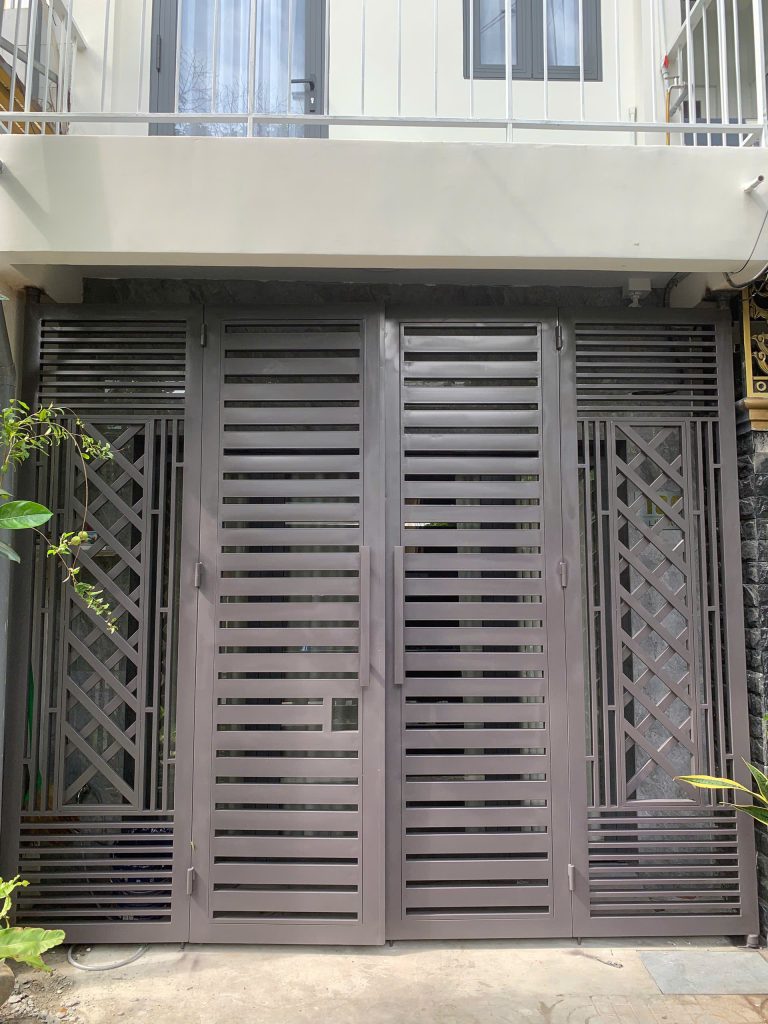 Cửa cổng sắt hộp hiện đại nan ngang
