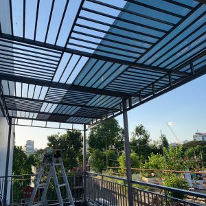 Thi công mái che poly khung sắt sân thượng