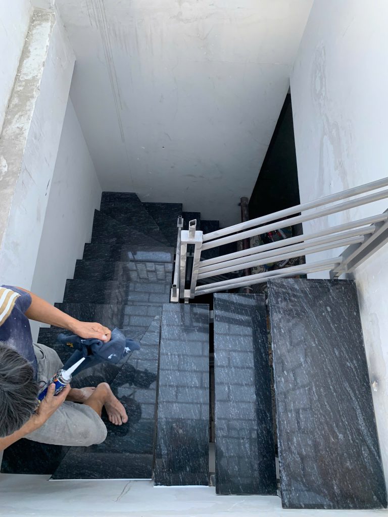 Lan can cầu thang inox hiện đại