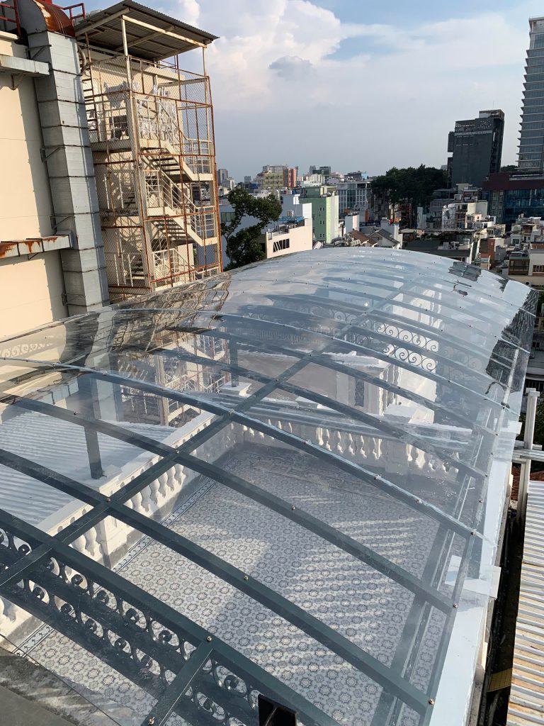 Mái vòm poly uốn cong view thành phố