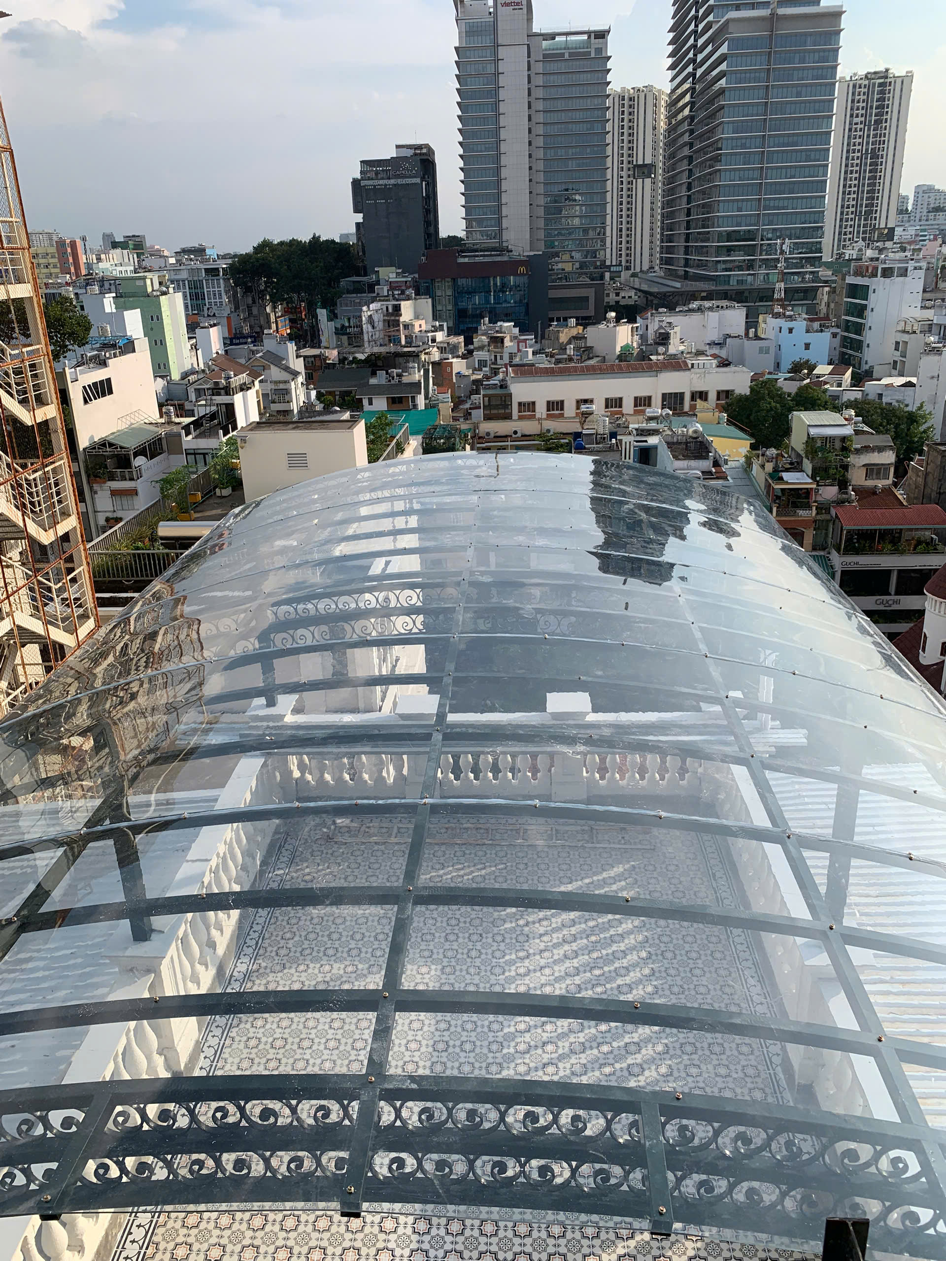 Mái vòm poly giếng trời uốn lượn thẩm mỹ