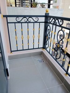 Lan can ban công sắt mỹ nghệ mạ vàng