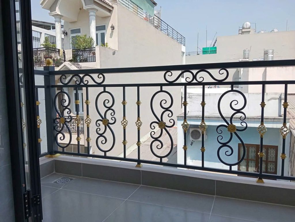 Lan can ban công sắt mỹ nghệ uốn hoa văn mạ vàng