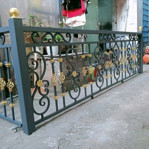Lan can sắt ban công hoa văn uốn quả cầu vàng