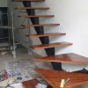 Cầu thang sắt xương cá bậc gỗ sồi
