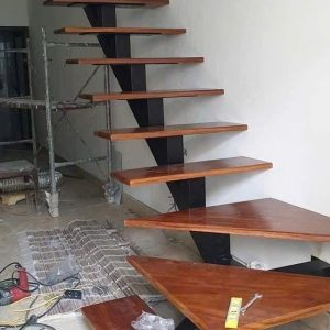 Cầu thang sắt xương cá bậc gỗ sồi