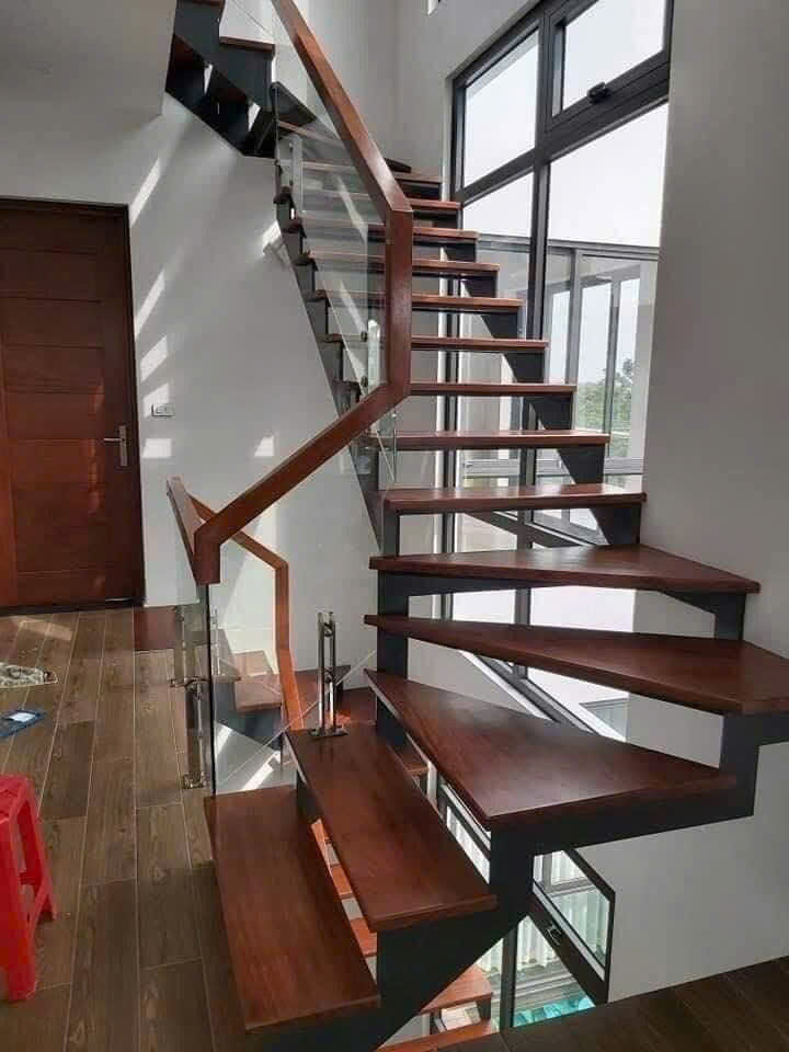 Cầu thang sắt xương cá bậc gỗ sang trọng
