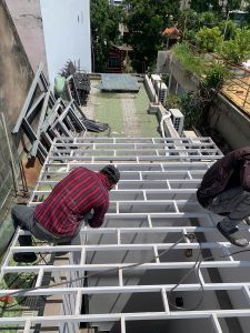 Hệ khung sắt hộp chịu lực đỡ mái che poly sân thượng nhà phố TP.HCM