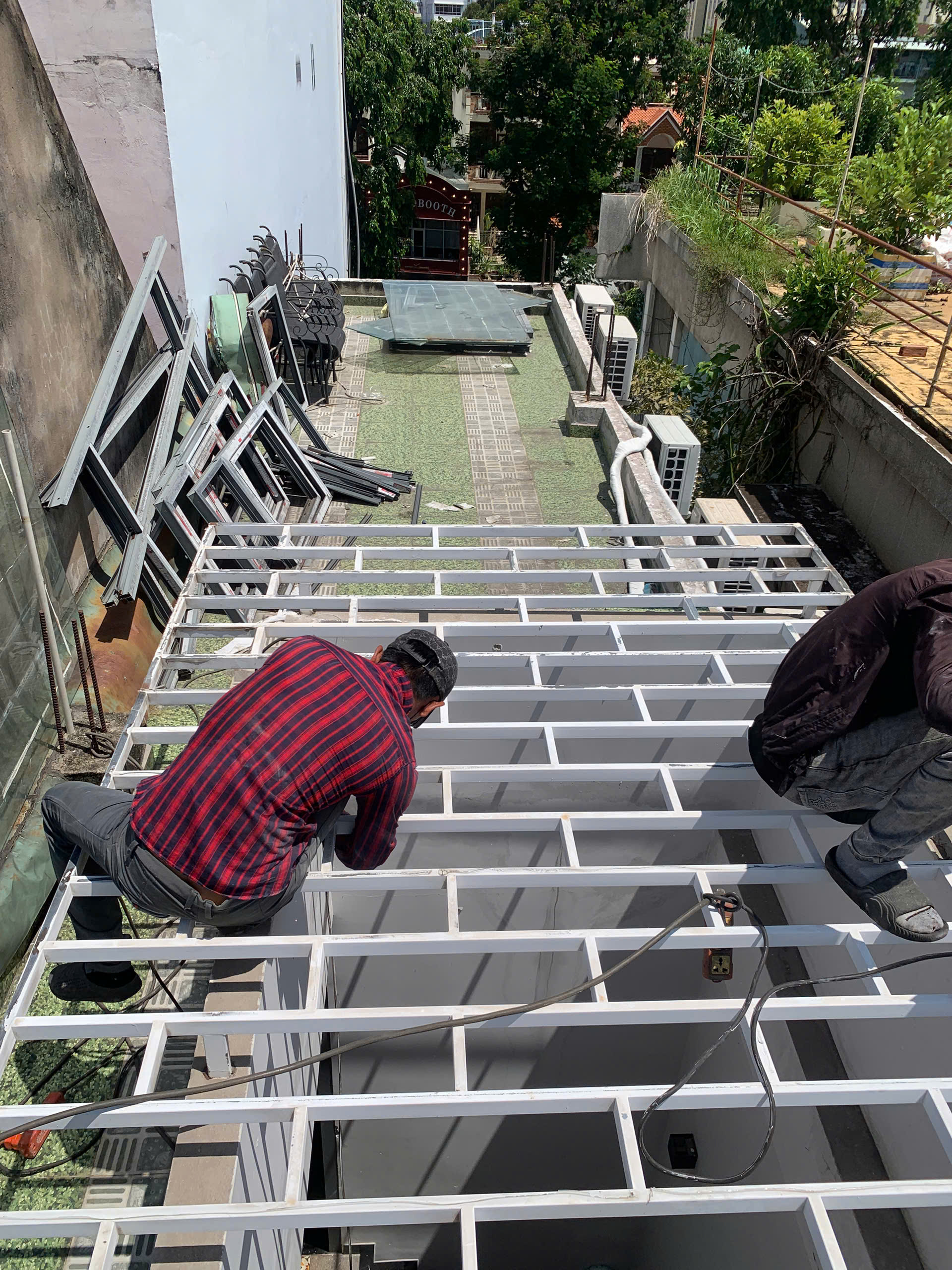 Khung đỡ mái che poly sân thượng kiên cố và thẩm mỹ cho biệt thự tại Quận 7