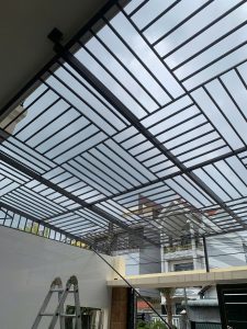 Kết cấu khung thép mái che kiến trúc chuẩn bị cho công đoạn lợp tấm poly chính hãng tại TP.HCM