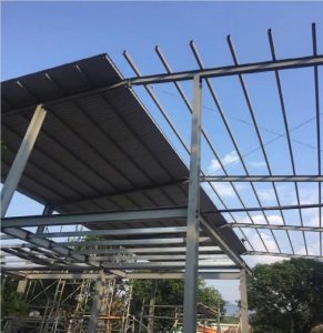 Kết cấu khung giàn thép uốn vòm nghệ thuật lợp tấm poly lấy sáng cho hồ bơi tại TP.HCM