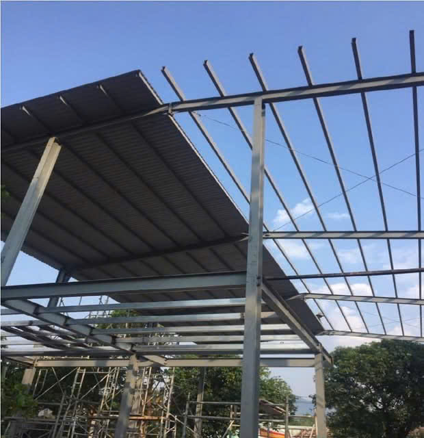 Kết cấu khung giàn thép uốn vòm nghệ thuật lợp tấm poly lấy sáng cho hồ bơi tại TP.HCM