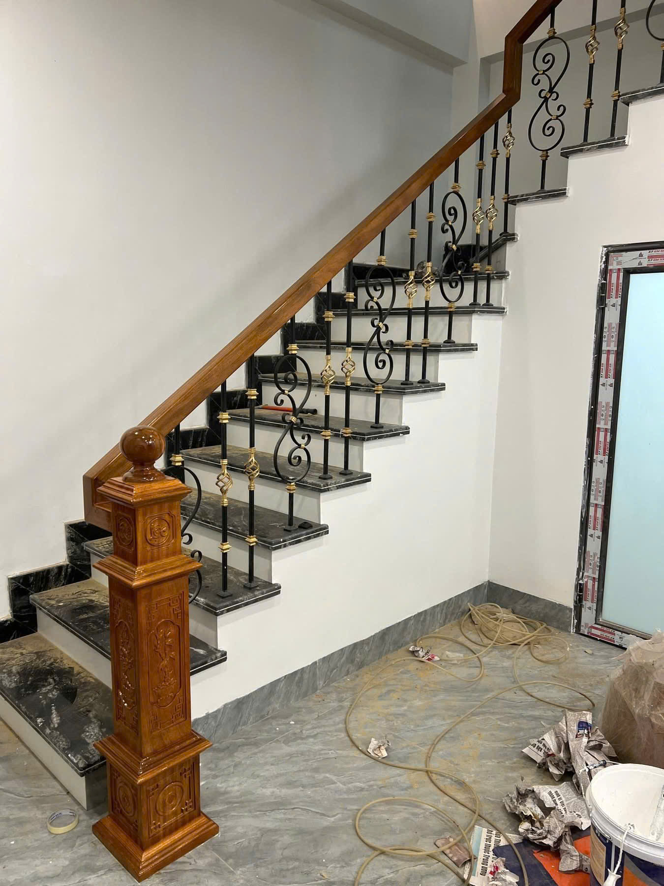 Lắp dựng kết cấu khung sắt chịu lực chuẩn xác cho mái che nhà phố tại TP. Thủ Đức