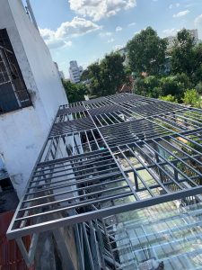 Mái hiên sân trước khung sắt hộp lợp poly hiện đại tại công trình TP.HCM