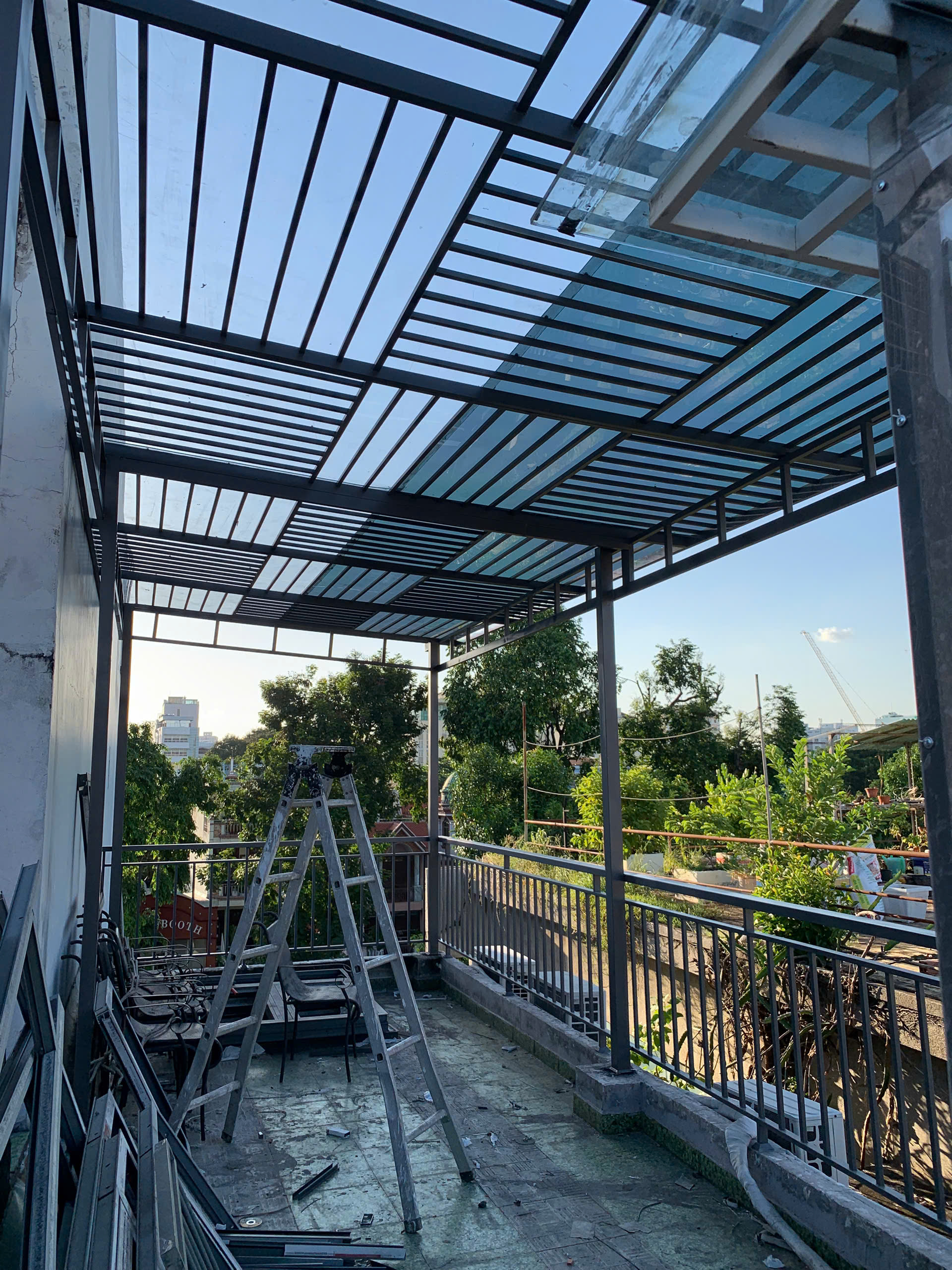 Hệ mái vòm khung sắt hộp hoàn thiện với đường nét uốn lượn sắc sảo