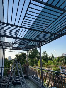 Kết cấu mái che ngoài trời khung sắt hộp lắp đặt tấm poly đặc ruột dày dặn chịu lực tại TP.HCM