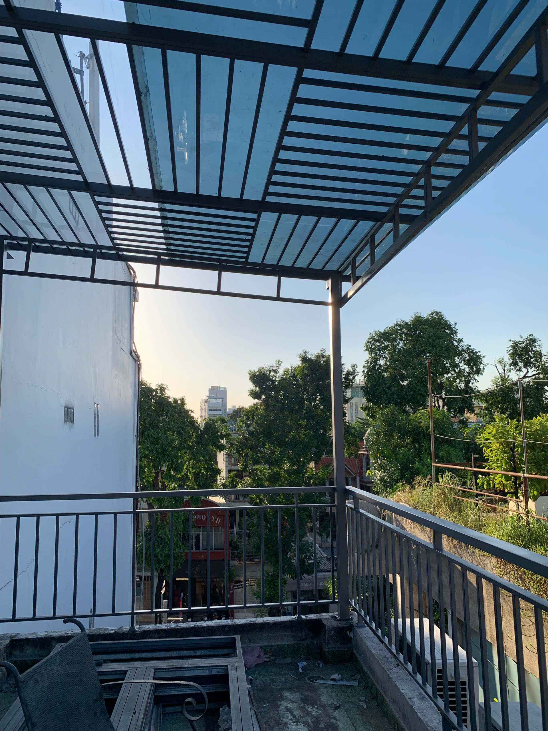 Cận cảnh bề mặt tấm poly đặc ruột dày dặn chịu lực bóng bẩy như kính cường lực