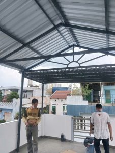 Kỹ thuật canh độ dốc thoát nước mái lợp poly chuẩn xác chống đọng nước tại TP.HCM