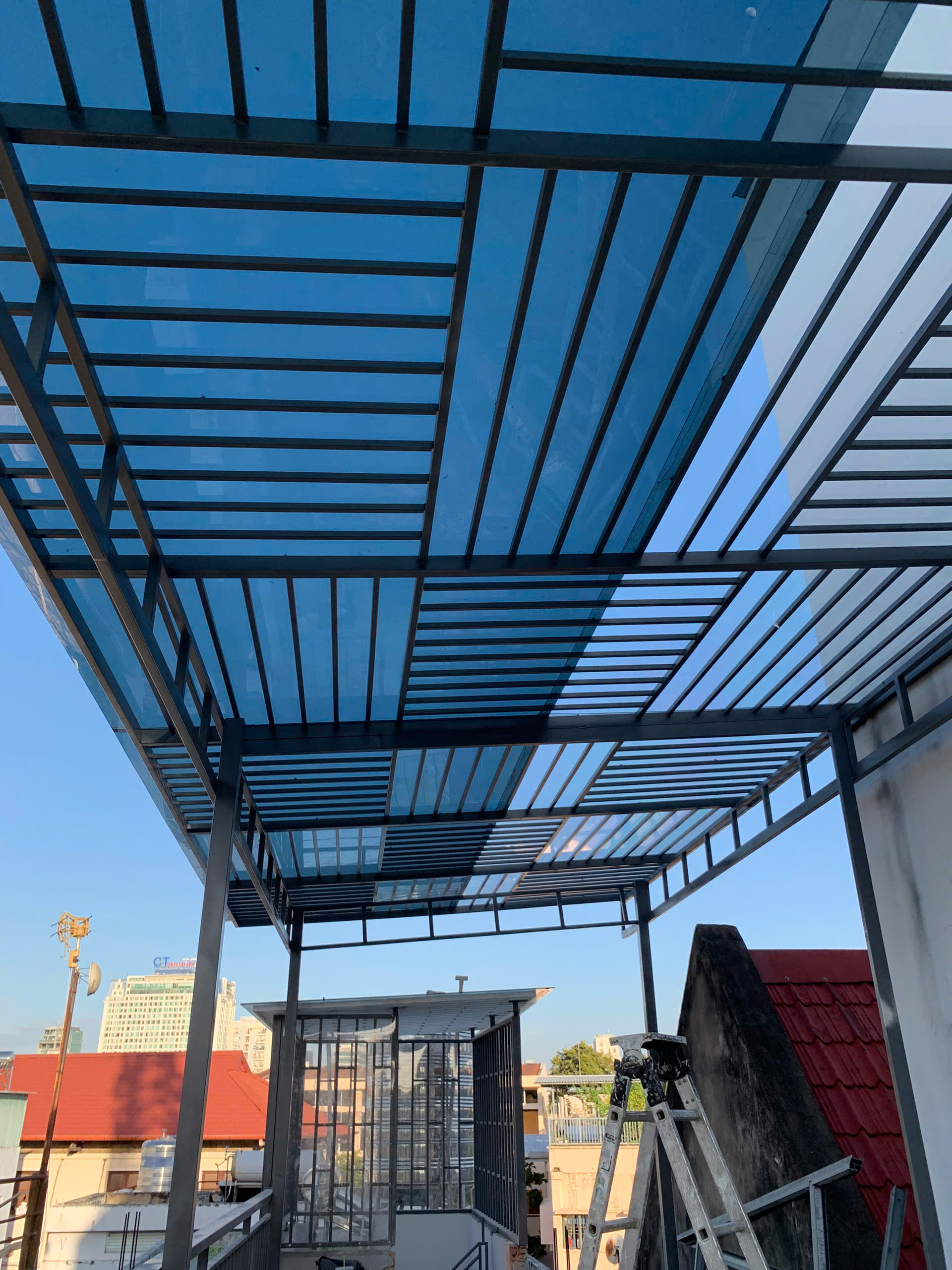 Mái che lợp tấm polycarbonate màu xanh dịu mát cản tia UV tại TP.HCM
