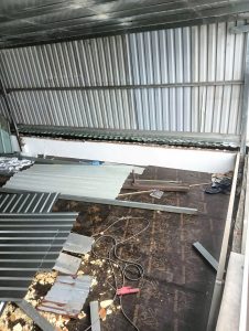 Hiện trạng mái che cũ bị dột nứt nước ngấm qua trần cần được sửa chữa gia cố tại TP.HCM