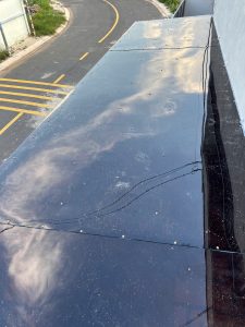 Kiểm tra các vị trí nứt vỡ và hở mối nối trên mái cũ trước khi lên phương án sửa chữa
