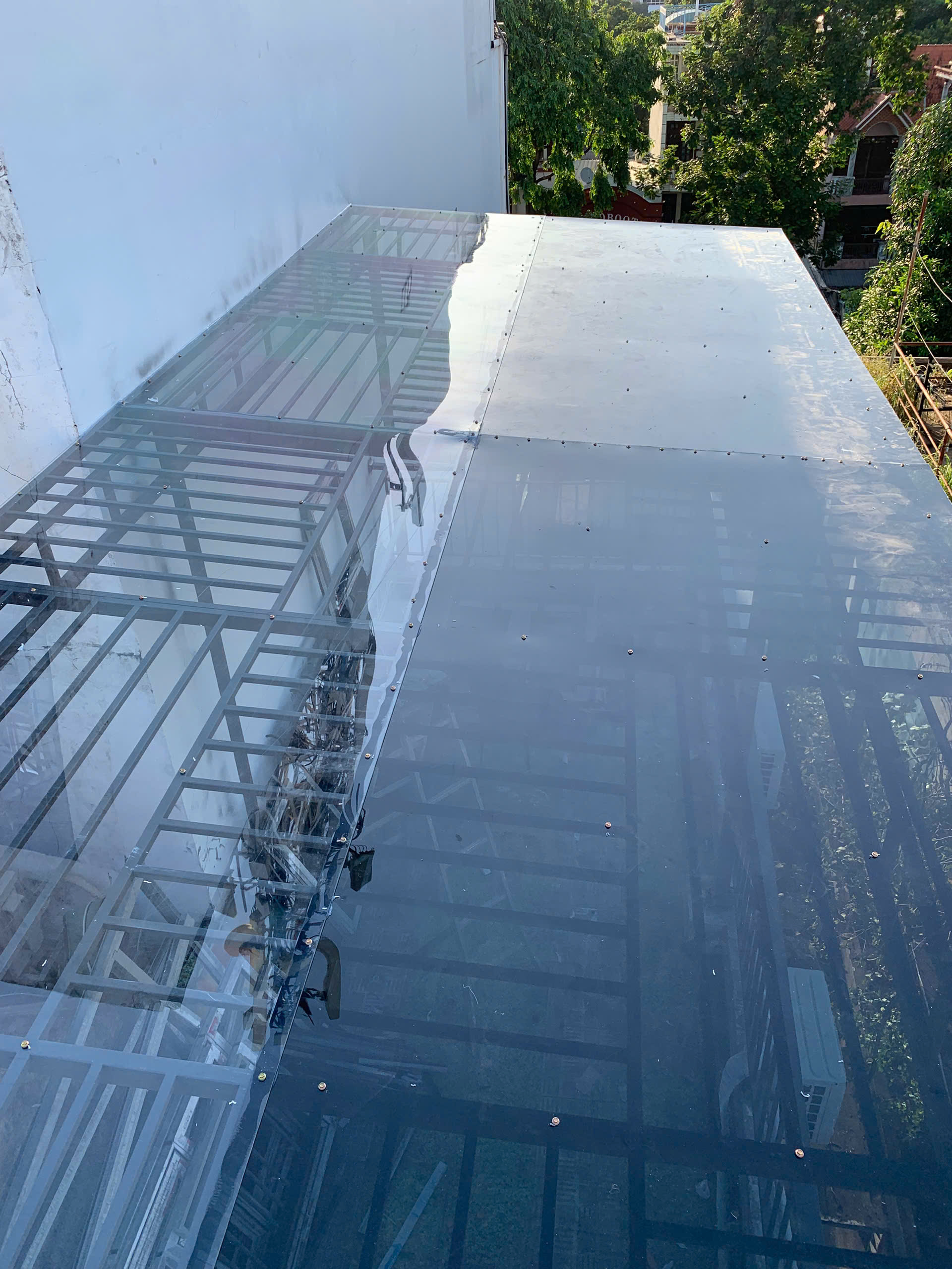 Hoàn thiện mái poly với độ dốc thoát nước lý tưởng view thoáng đãng