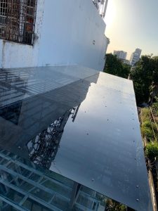Hiện trạng mái poly giá rẻ bị xuống cấp, nứt gãy và dột nước sau vài tháng thi công tại TP.HCM