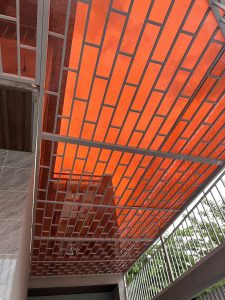 Mái che lợp tấm polycarbonate phối màu lấy sáng cản nhiệt độc đáo tại công trình TP.HCM