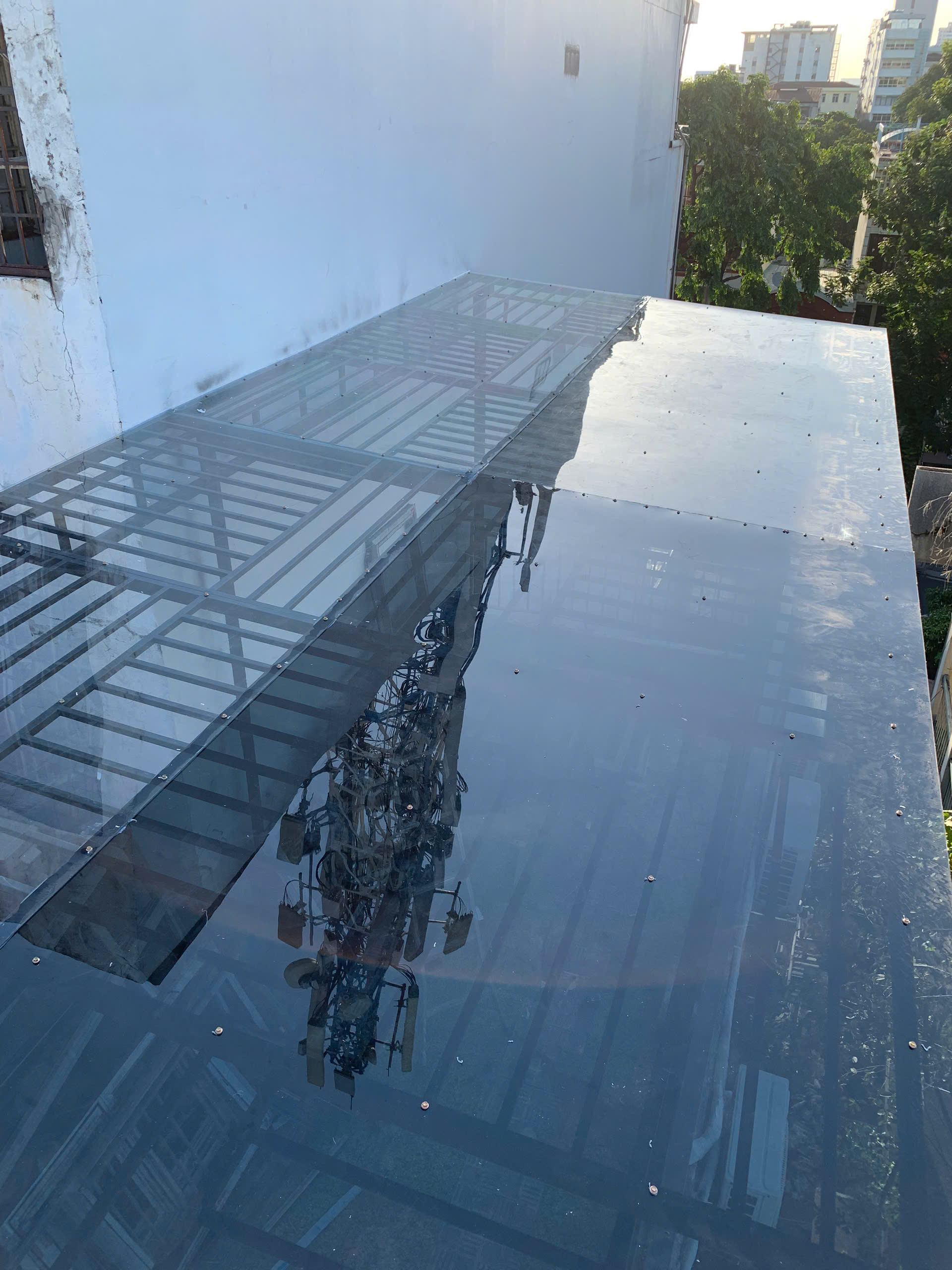 Mái tôn polycarbonate kết hợp khung sắt chịu lực được lắp đặt hoàn chỉnh
