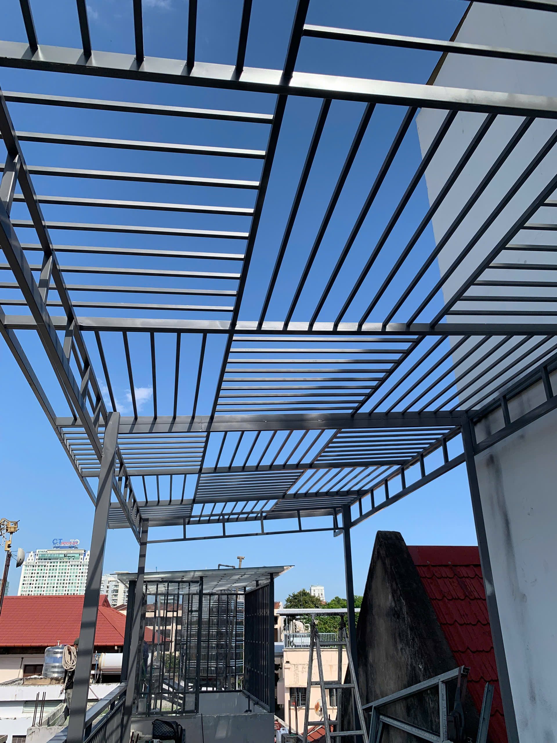 Cận cảnh bề mặt tấm lấy sáng cản nhiệt ngoài trời chất lượng cao