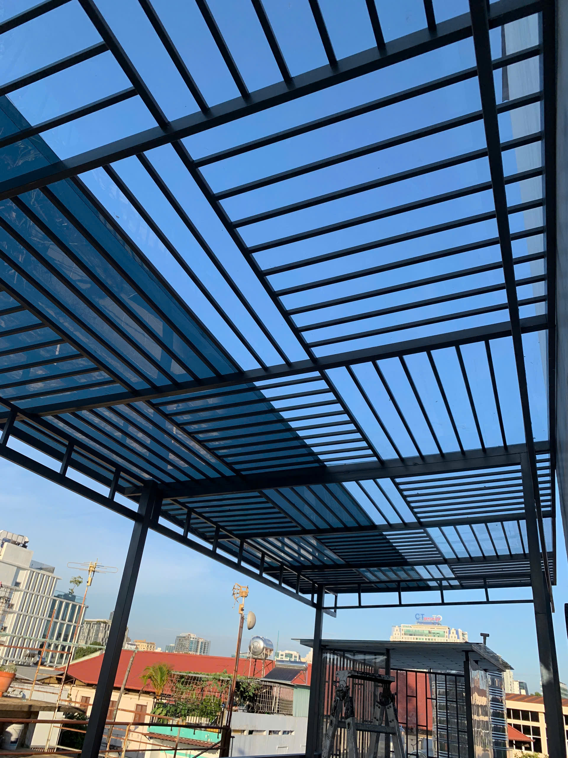 Mép nẹp nhôm liên kết chuẩn xác và tấm lợp phẳng phiu không bị võng lượn sóng