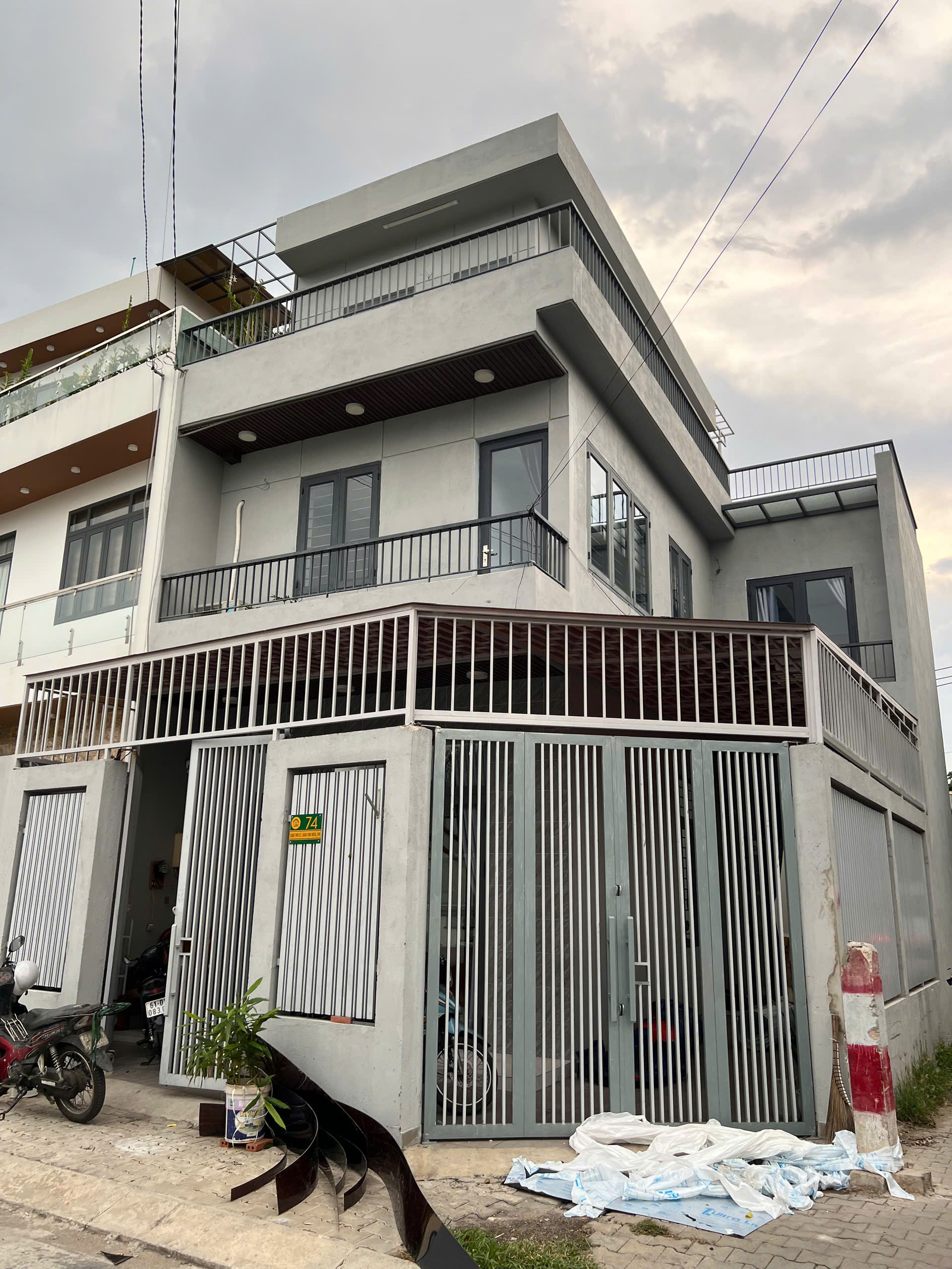 Kết cấu giàn thép sân trước chịu lực được liên kết chắc chắn vào dầm bê tông