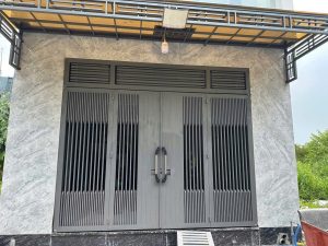 Thiết kế mái che poly lấy sáng sân trước nhà phố hiện đại tại TP.HCM