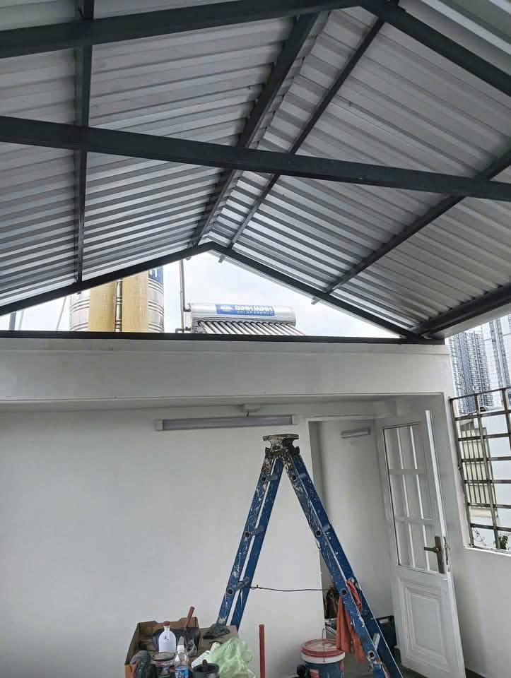 Thợ cơ khí An Tân Phát kiểm tra từng đường vít và gioăng cao su trên mái nhà