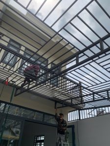 Kỹ sư An Tân Phát trực tiếp đo đạc khảo sát mặt bằng sân trước nhà khách hàng
