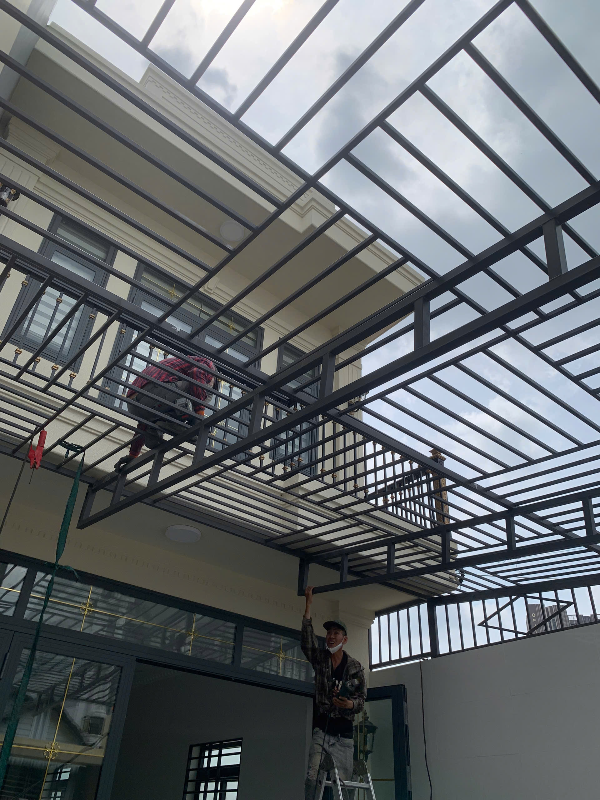 Kỹ sư An Tân Phát trực tiếp đo đạc khảo sát mặt bằng sân trước nhà khách hàng