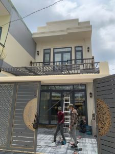 Đội ngũ thợ cơ khí An Tân Phát thi công lắp đặt mái che poly tại công trình TP. Thủ Đức