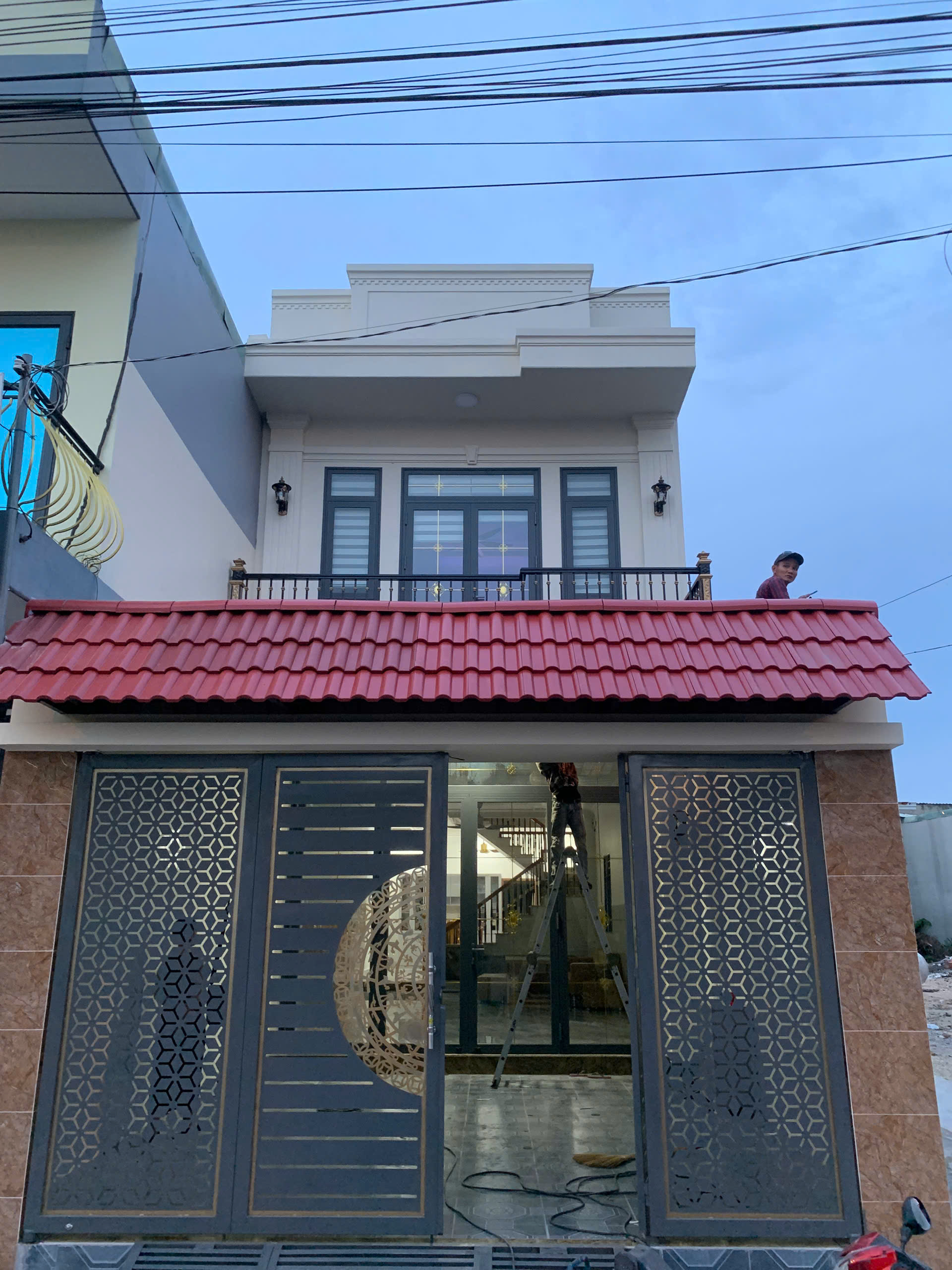 Kiểm tra thực tế bề mặt tấm poly tại công trình xây dựng nhà phố