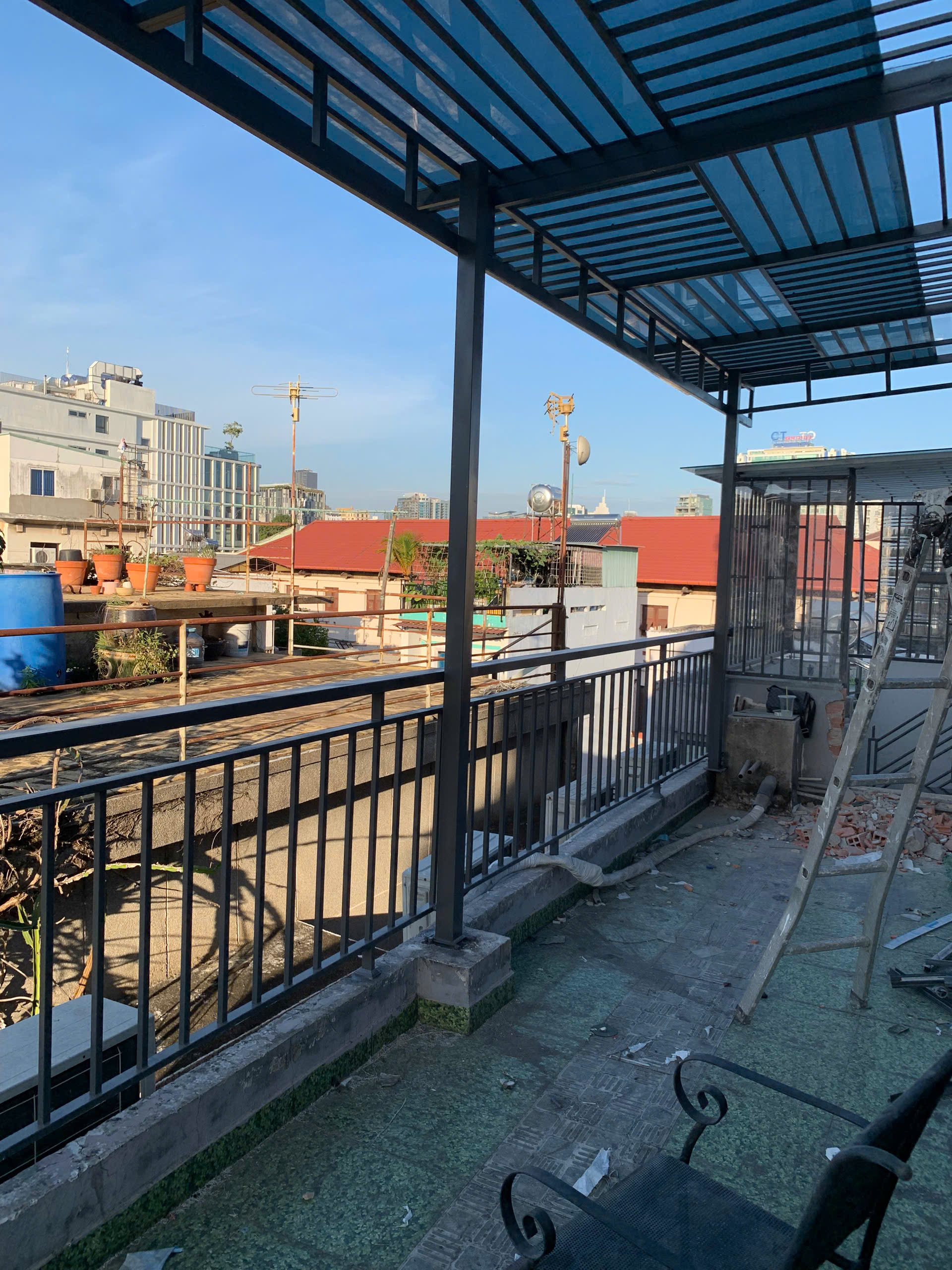 Kiểm tra hoàn thiện kết cấu mái che lấy sáng trên công trường