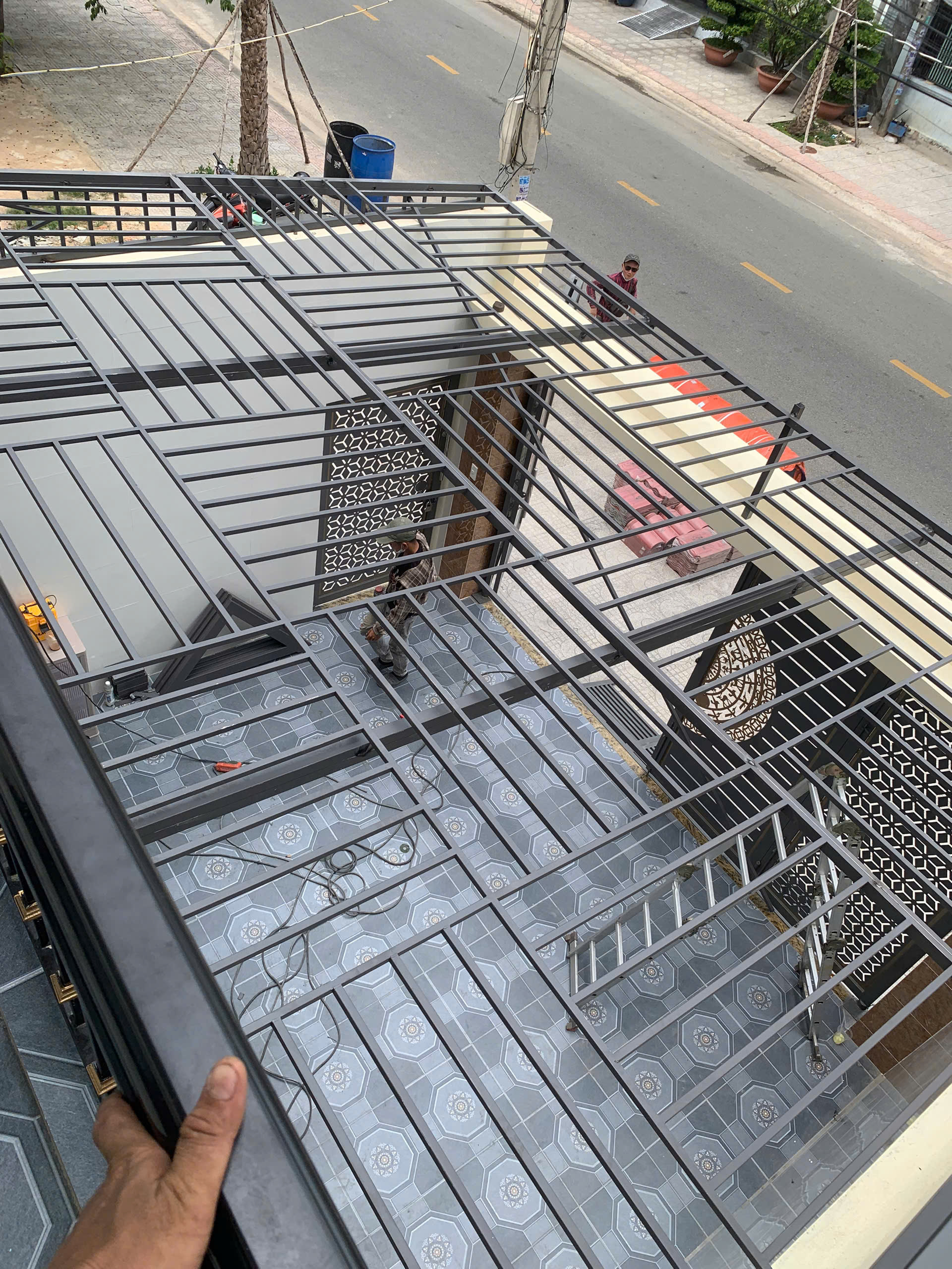 Thợ cơ khí gia công khung thép kiểm định kích thước tỉ mỉ từng mm