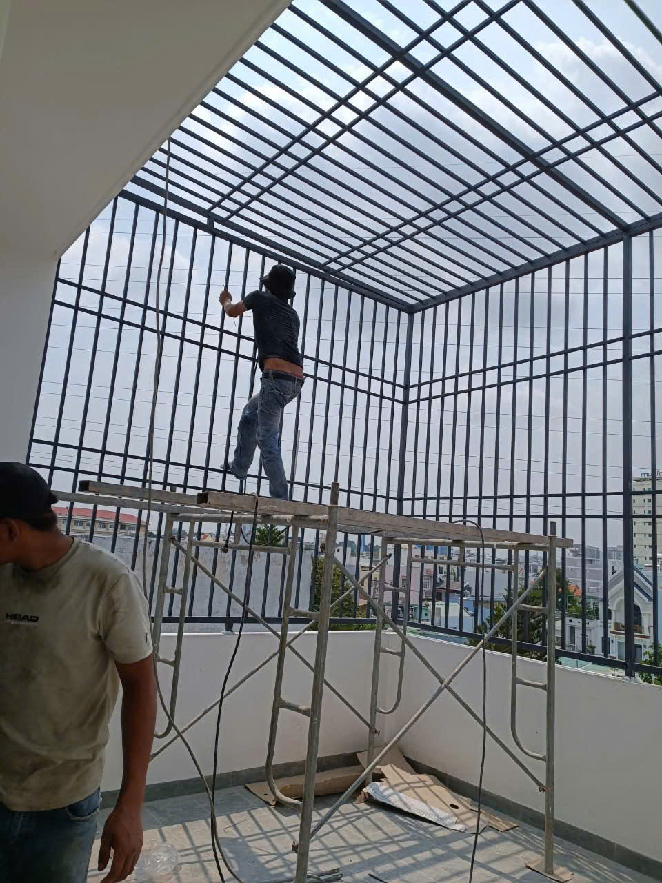 Thợ cơ khí An Tân Phát thi công kiểm tra cẩn thận từng vị trí tiếp giáp tường trên mái
