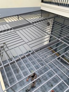 Thợ cơ khí An Tân Phát thi công kiểm tra mối nối mái poly