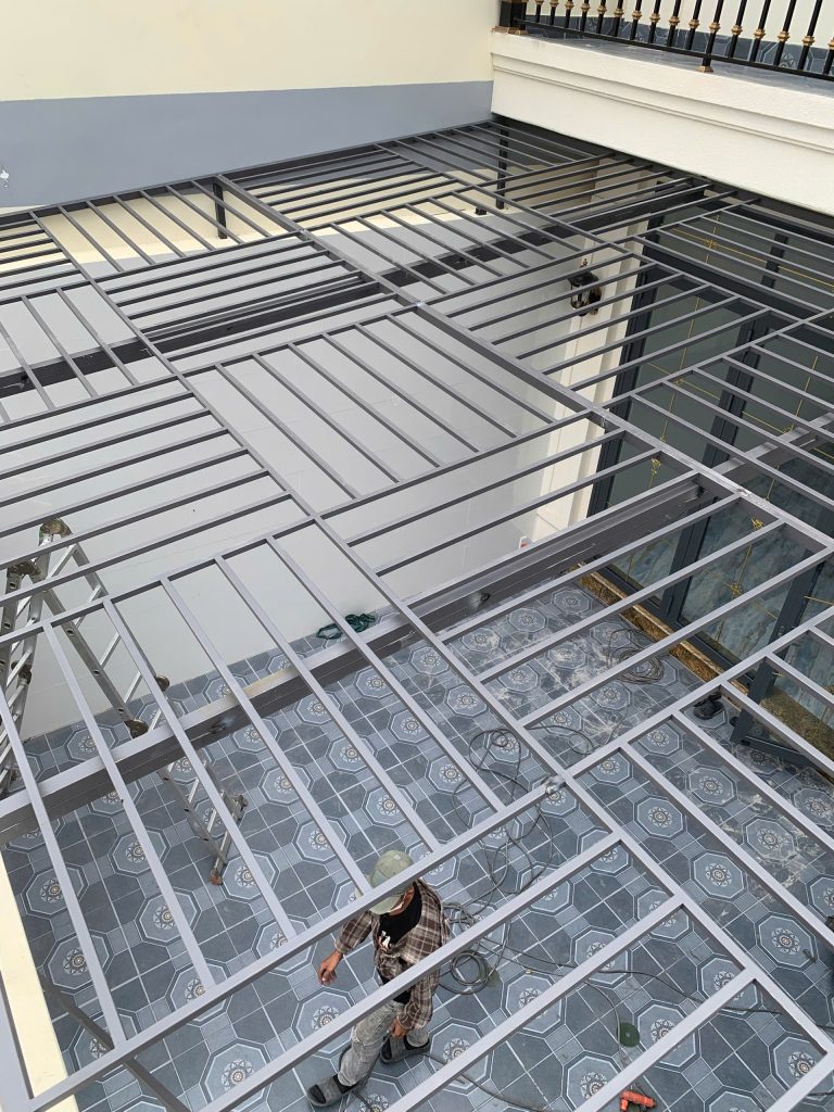 Thợ cơ khí An Tân Phát thi công kiểm tra mối nối mái poly